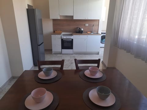 Coffee/tea facilities, Kitchen or kitchenette, Dining area