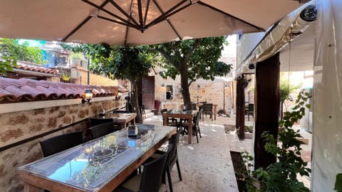 Property building, Restaurant/places to eat, Breakfast