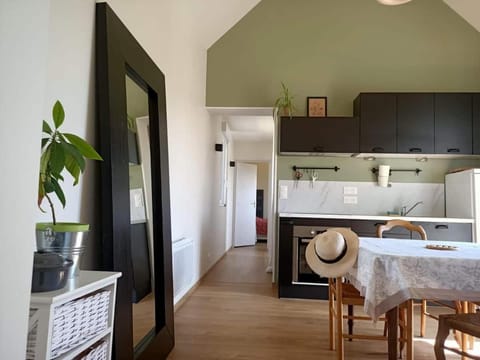 Kitchen or kitchenette, Dining area