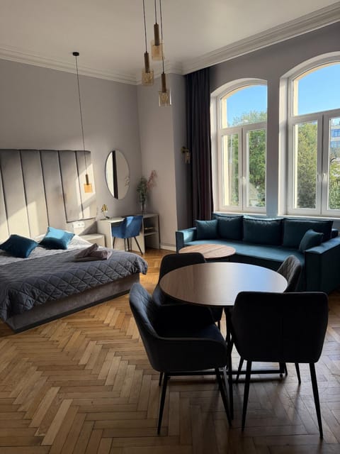 Bed, Seating area