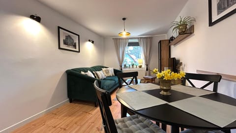 Bed, Photo of the whole room, Seating area