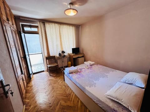 Несебър, Къща със стаи под наем с баня, тоалетна и тераса Само на 400метра от двата плажа в Несебър Vacation rental in Nessebar