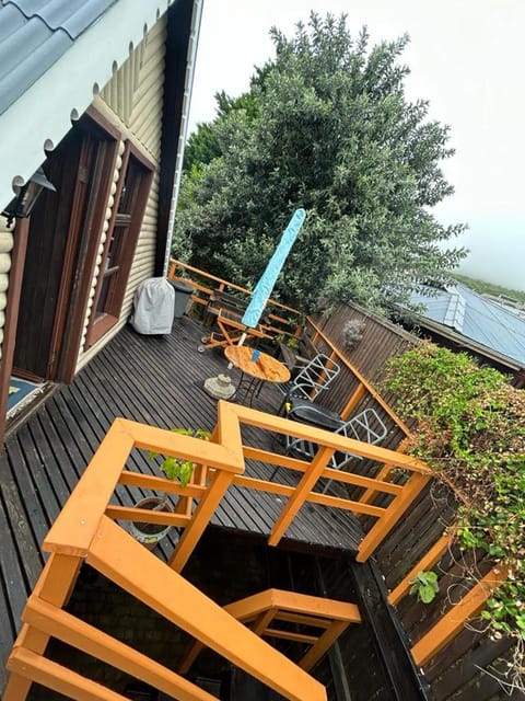 Brenton Cottage at 90 - No sea view, pet-friendly, self-catering 2 sleeper Apartment in Knysna