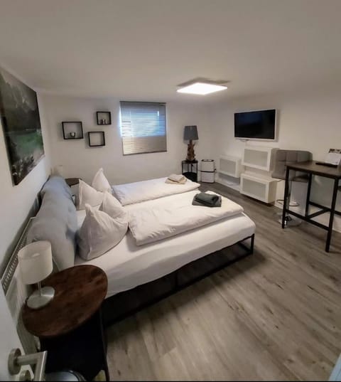 Bed, TV and multimedia, Bedroom