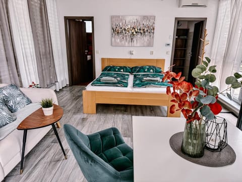 Bed, Living room, Photo of the whole room, Seating area, Bedroom, towels
