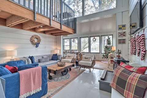 The Chalet on Sinclair with Private Dock and Kayaks! House in Lake Sinclair