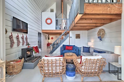 The Chalet on Sinclair with Private Dock and Kayaks! House in Lake Sinclair