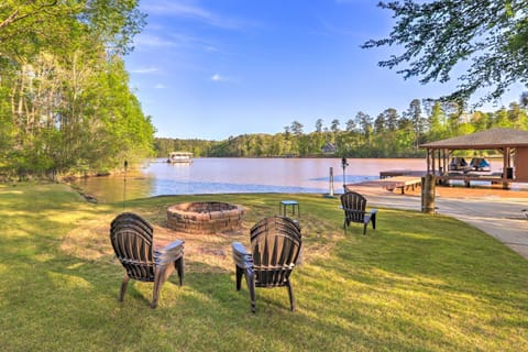 Fire Pit and Dock Waterfront Lake Sinclair Getaway! House in Lake Sinclair