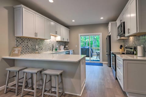 Fire Pit and Dock Waterfront Lake Sinclair Getaway! House in Lake Sinclair