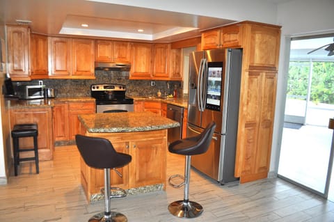 Bike to the beach, walk to restaurants, heated pool, secluded House in Oakland Park