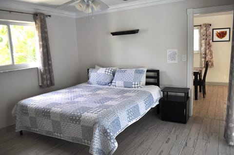 Bike to the beach, walk to restaurants, heated pool, secluded House in Oakland Park