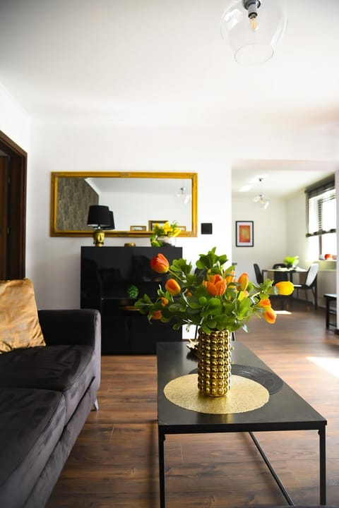 Property building, Off site, Coffee/tea facilities, View (from property/room), Balcony/Terrace, Living room, Seating area, Location, Parking