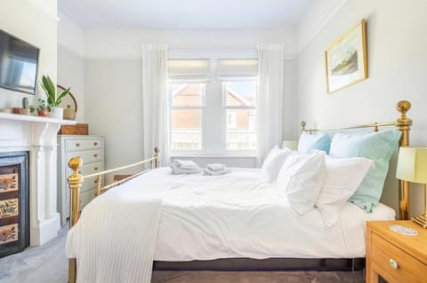 Bed, TV and multimedia, Photo of the whole room, Bedroom, towels