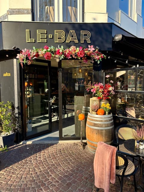 Property building, Restaurant/places to eat, Facade/entrance, Breakfast