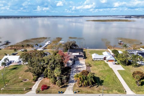 Lake Hamilton VI - Pool and Backyard Oasis House in Wesley Chapel