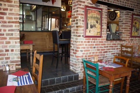 Restaurant/places to eat, Lounge or bar