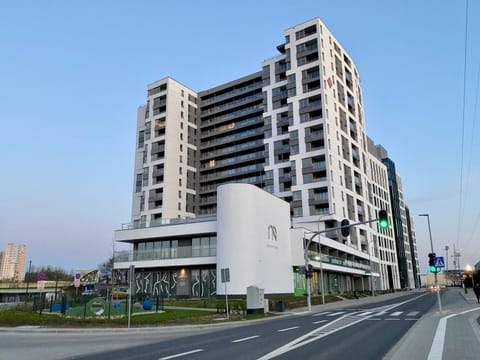 Property building, Off site, Day, Neighbourhood, Activities, Windsurfing, City view, Street view, Area and facilities, Entertainment, Family, Quiet street view, Parking