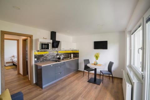 Coffee/tea facilities, Kitchen or kitchenette, Dining area