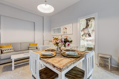 Food and drinks, Dining area, Food, Breakfast, Continental breakfast