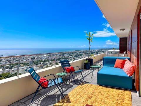 Patio, Balcony/Terrace, Living room, Seating area, City view, Sea view, sunbed