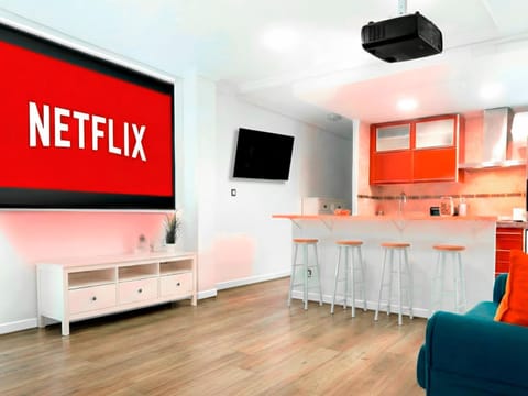 Communal lounge/ TV room, TV and multimedia, Kitchen or kitchenette, Living room, Seating area, Dining area, Evening entertainment