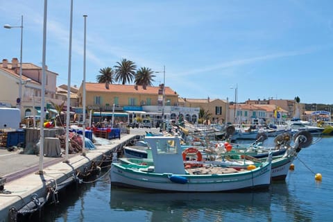 A 500 mètres des plages et du port du brusc, Les terrasses des embiez avec piscine et spa Apartment in Six-Fours-les-Plages