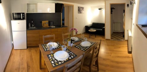 Kitchen or kitchenette, Living room