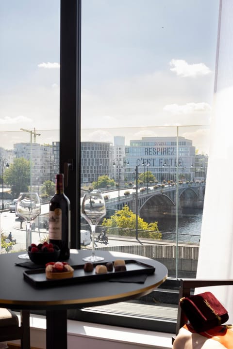 Day, Natural landscape, Food and drinks, Dining area, City view, Lake view, River view, Drinks, Alcoholic drinks