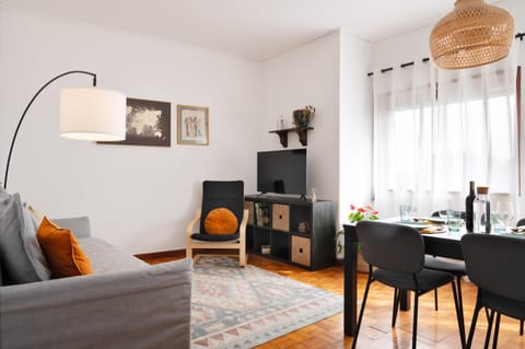 TV and multimedia, Living room, Seating area, Dining area, Evening entertainment