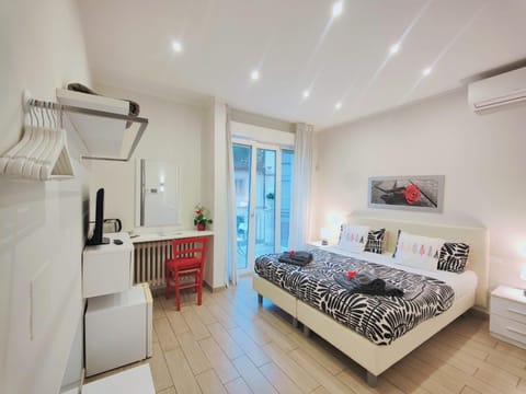 Bed, TV and multimedia, Photo of the whole room, Bedroom, towels