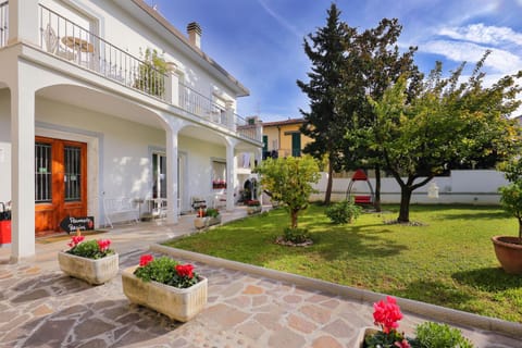 Property building, Patio, Facade/entrance, Spring, Day, Garden, Garden view