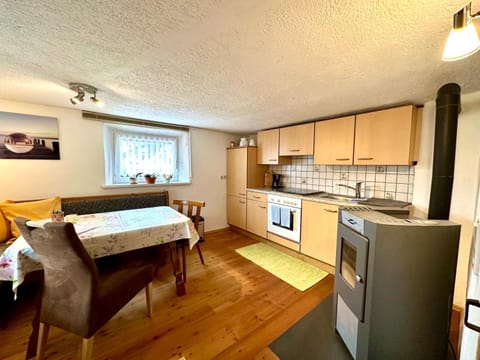 Kitchen or kitchenette, Dining area, minibar, pet friendly, stove
