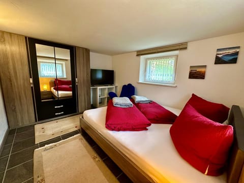 Bed, TV and multimedia, Photo of the whole room, Bedroom, wardrobe