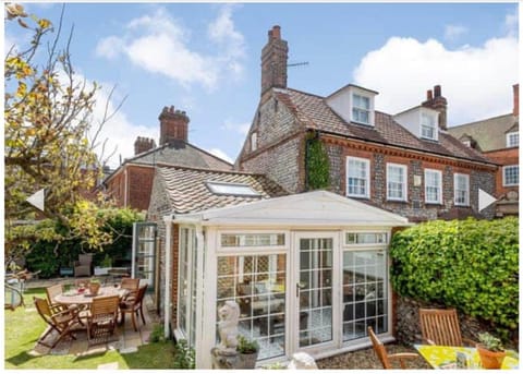 West Cottage. Central, beautiful, 2 mins to beach. House in Cromer