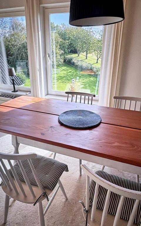 View (from property/room), Seating area, Dining area, Garden view