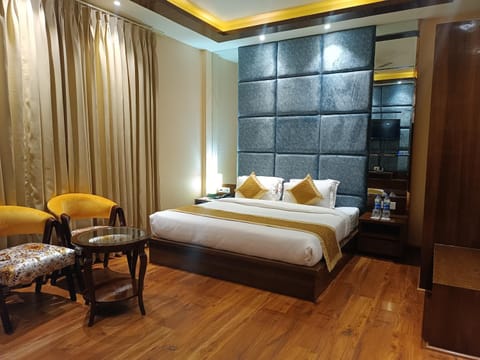 Bed, Seating area, Bedroom
