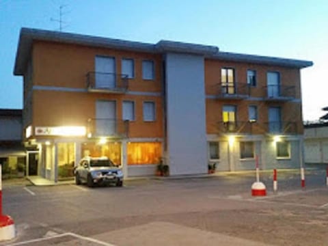 Property building, Restaurant/places to eat