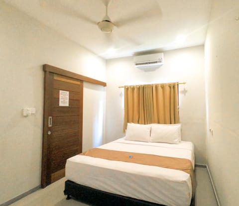 Bed, Photo of the whole room, Bedroom, air conditioner