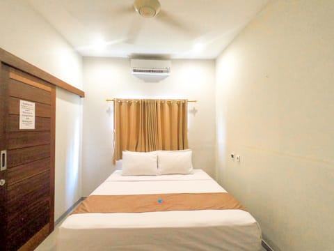 Bed, Bedroom, fireplace, air conditioner