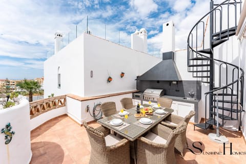 Property building, Patio, Day, Balcony/Terrace, Food and drinks, Seating area, Dining area, Food
