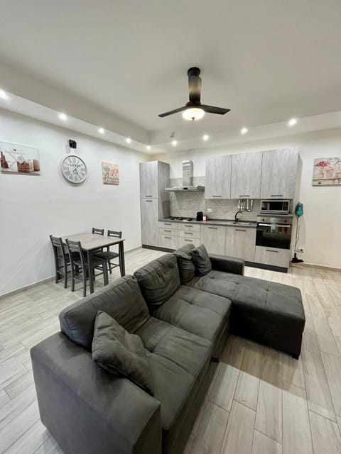 Kitchen or kitchenette, Living room, Seating area, Dining area, fireplace, minibar, pet friendly, stove