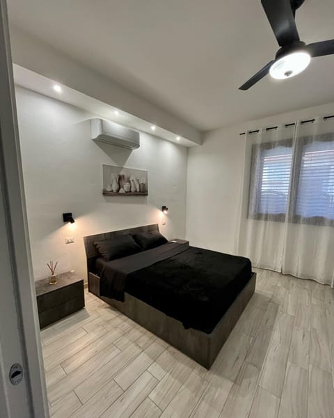 Bed, Photo of the whole room, Bedroom, fireplace