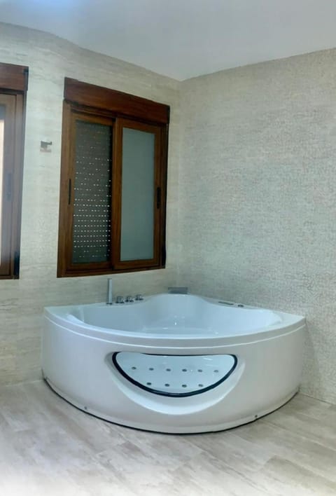 Hot Tub, Bathroom