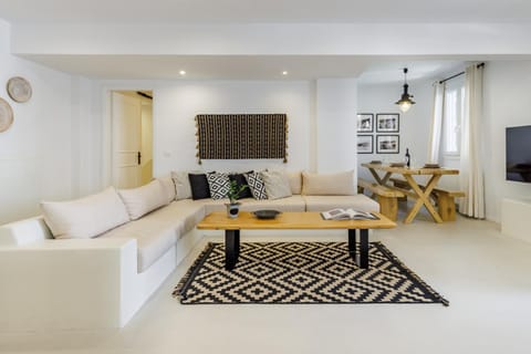 TV and multimedia, Living room, Seating area, Dining area