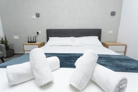 Bed, Bedroom, towels