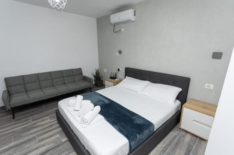 Bed, Seating area, Bedroom, towels, air conditioner