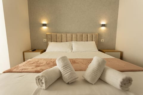 Bed, Bedroom, towels