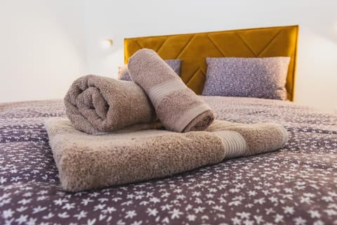 Bed, Bedroom, towels