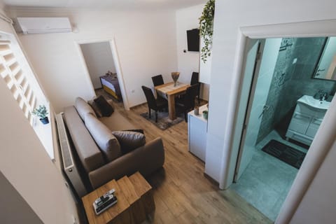 Bathroom, TV and multimedia, Living room, Seating area, Dining area