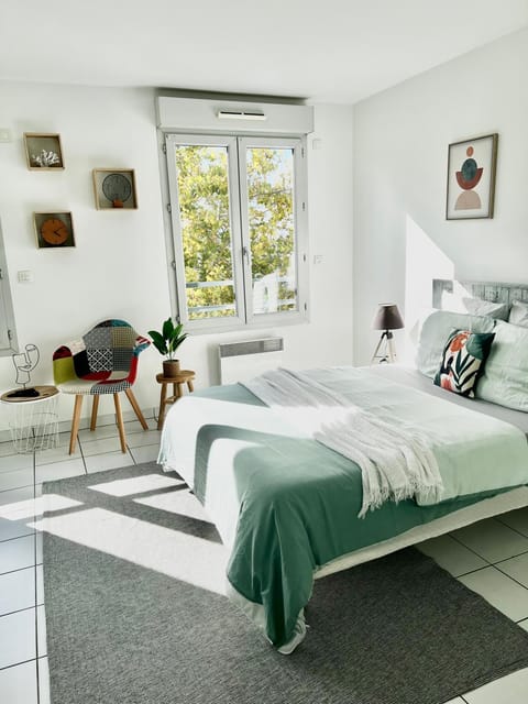 Bed, Photo of the whole room, Bedroom